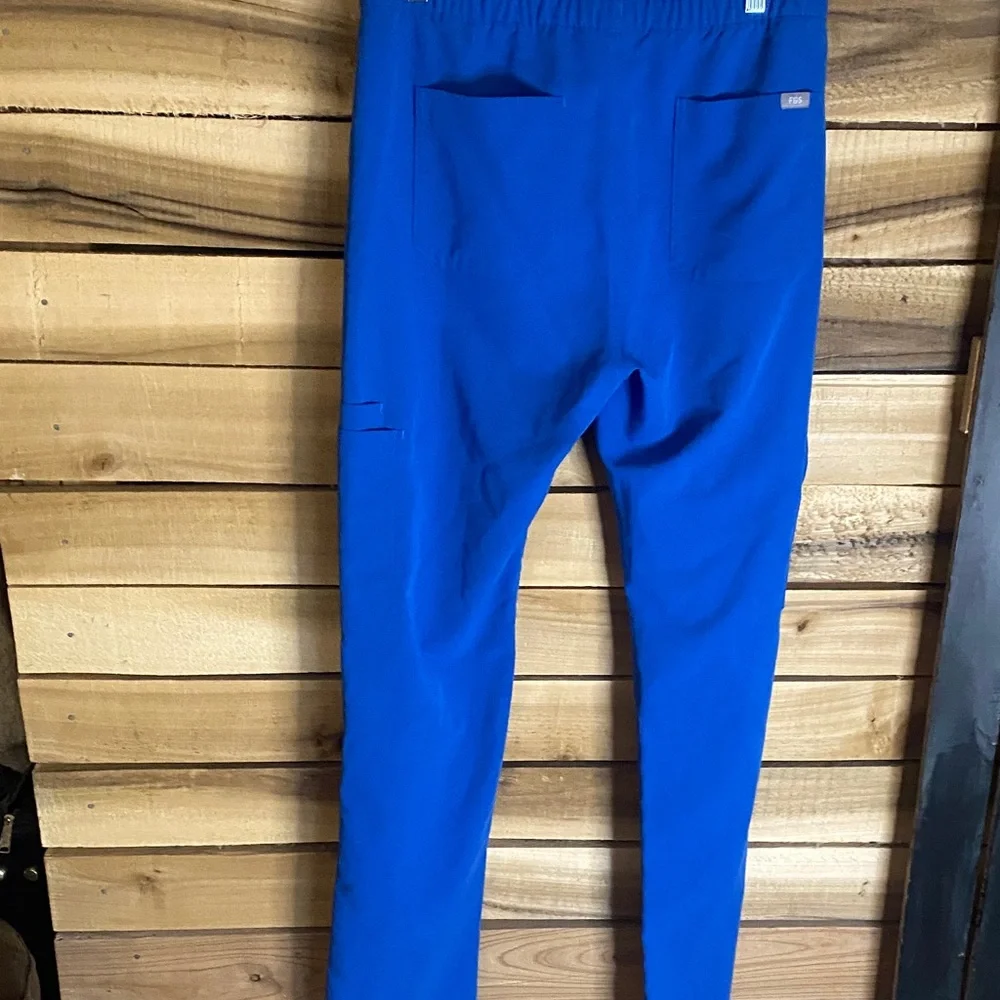 Figs Cairo Men's Bright Blue Cargo Scrub Pants size 30x34 drawstring waist
